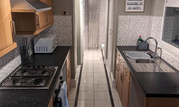 Newark House | Family-Friendly 2-Bed House with Kitchen in Newark