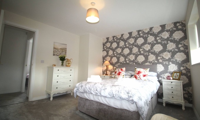 Ashington House | 2 Bed House - Large Garden - Pet Friendly