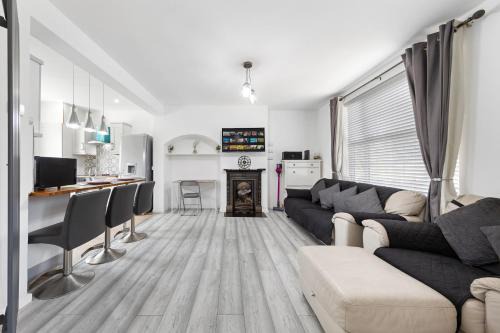 Downham Apartment | Family-Friendly Bromley Palace: Entire 2 Bed House Awaits