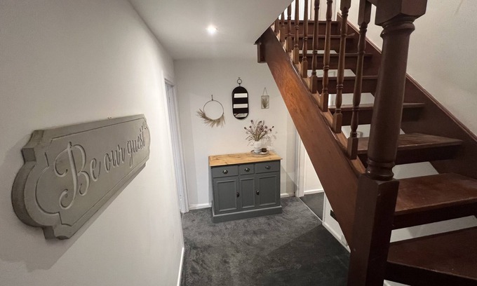 Newton St Loe House | Cozy 2 Bed House Near Bath Centre - Family & Pet Friendly
