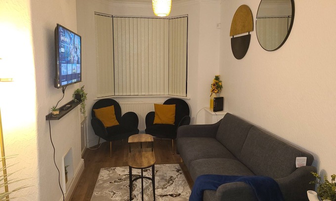 Manchester House | Modern Cosy Home with Kitchen & Pet-Friendly Perks