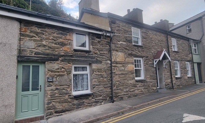Tanygrisiau House | Cozy Cottage Retreat in North Wales with Pet-Friendly Amenities