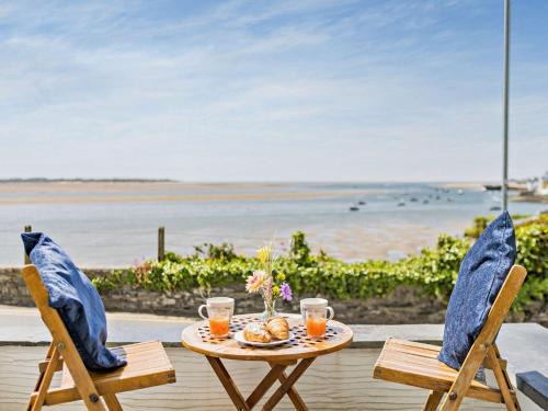 Aberdovey House | Family-Friendly Retreat: 2 Bed in Aberdovey DY011