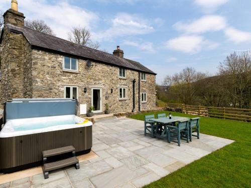 Llannefydd House | Family-Friendly 2 Bed Retreat in Abergele with Hot Tub