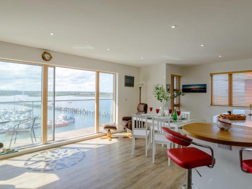 Amble House | Cozy 2-Bed Retreat in Amble with Hot Tub & Family Comfort