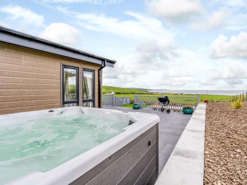 Newton Stewart House | Comfortable 2-Bed Retreat in Auchenmalg with Hot Tub