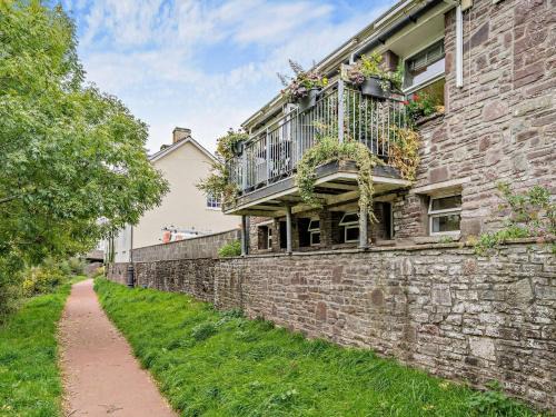Brecon House | Family-Friendly 2 Bed Retreat in Brecon Town with Hot Tub