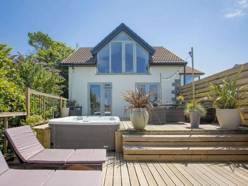 Kilkhampton House | Inviting 2-Bed Retreat in Bude with Hot Tub and Pets Welcome