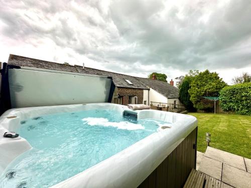 Holsworthy House | Comfortable 2-Bed Retreat in Bude with Hot Tub