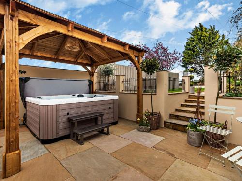 Broughton Moor House | Cozy 2-Bed Retreat in Cockermouth with Hot Tub