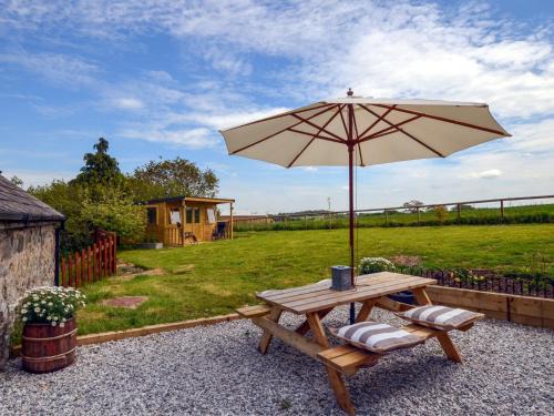 South Tawton House | Cozy 2-Bed Retreat in Dartmoor National Park with Hot Tub