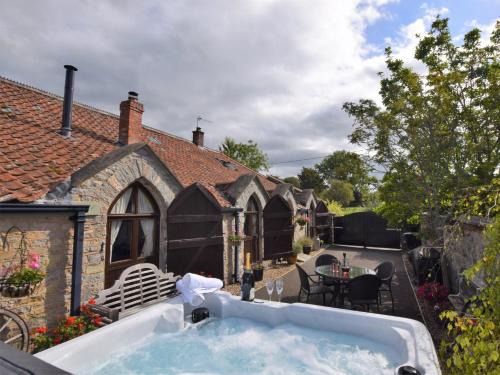 Stawell House | Pet-Friendly 2-Bed Retreat in Glastonbury with Hot Tub