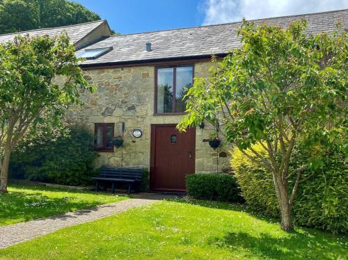 Godshill House | Family-Friendly 2 Bed Space in Godshill with Great Amenities
