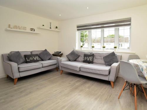 Scurlage House | Family-Friendly 2-Bedroom Retreat in Gower with Pool