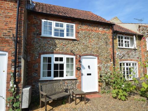 Holt House | Cozy 2-Bed Retreat in Holt with Hot Tub & Pet Friendly