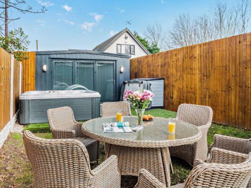 Kinmel Bay House | Family-Friendly 2 Bed Retreat in Kinmel Bay with Hot Tub