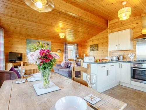 Kinross House | Pet-Friendly Retreat: 2 Bed in Loch Leven, Rated 10/10