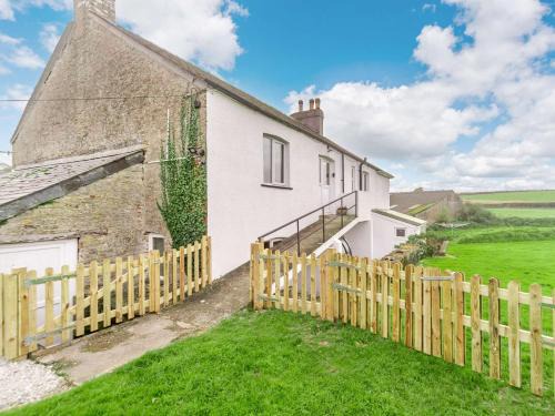 Looe Apartment | Pet-Friendly 2-Bed Retreat in Looe - Perfect for Families