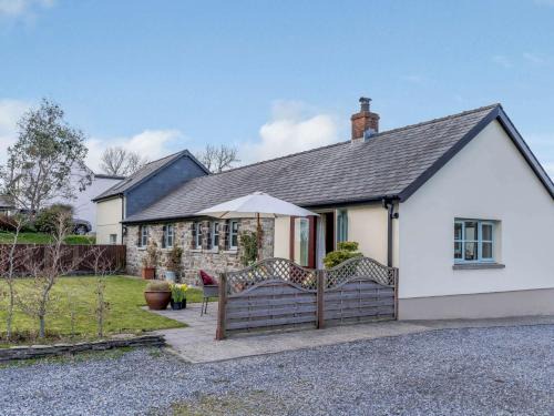 Clynderwen House | Family-Friendly 2 Bed Retreat in Narberth with Hot Tub