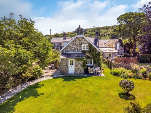 Clynnogfawr House | Family-Friendly 2-Bed Retreat in Nefyn - Pet Welcome