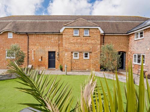Newport House | Comfortable 2-Bedroom Retreat in Newport with Family Amenities