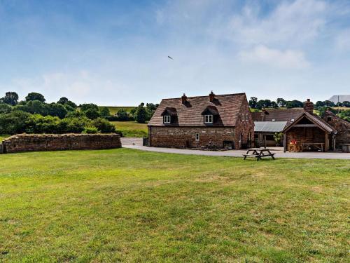 Giltbrook House | Cozy 2-Bedroom Retreat in Newthorpe - Pet Friendly Stay