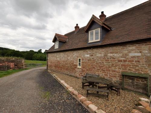 Giltbrook House | Family-Friendly 2-Bed Retreat in Newthorpe