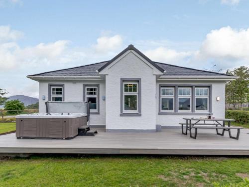 West Laroch House | Comfortable 2-Bedroom Retreat in Onich with Great Amenities