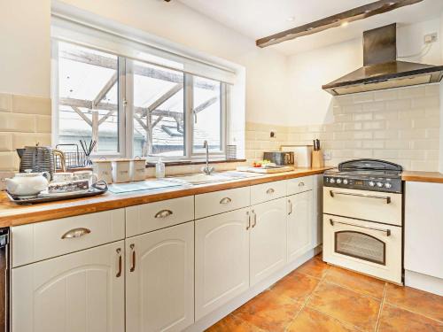 Welsh Frankton House | Comfortable 2-Bed Retreat in Oswestry with Hot Tub