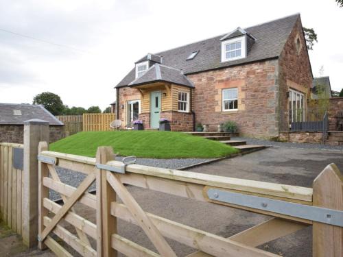 West Linton House | Cozy 2-Bed Retreat in Pet-Friendly Peebles