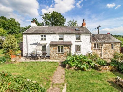 Pen-y-cae House | Cozy 2-Bed Retreat in Penycae with Hot Tub & Pet Friendly