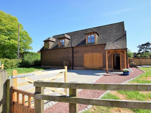 Stuppington House | Cozy 2-Bed Retreat in Petham with Family-Friendly Amenities