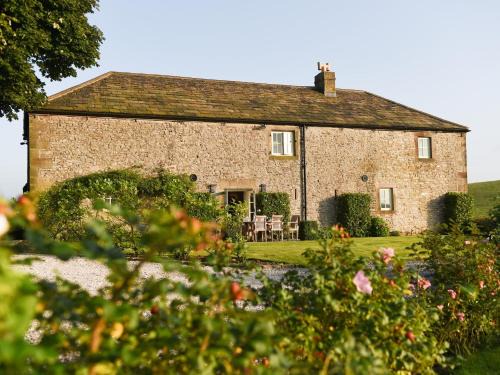 Longnor House | Cozy 2-Bedroom Retreat in Pilsbury, Perfect for Families