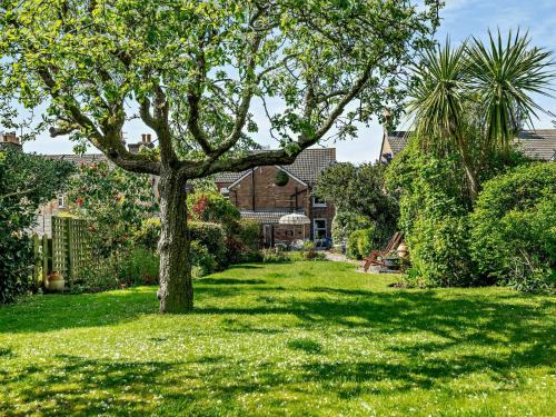 Poole House | Cozy 2-Bedroom Retreat in Pet-Friendly Poole