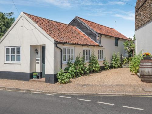 Cawston House | Family-Friendly 2 Bed Retreat in Reepham with Hot Tub