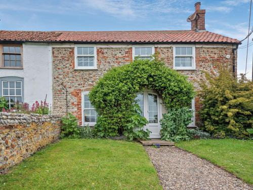 Salthouse House | Family-Friendly 2 Bed Retreat in Salthouse with Kitchen
