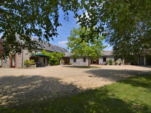 Alweston House | Cozy 2-Bedroom Retreat in Sherborne with Pool Access