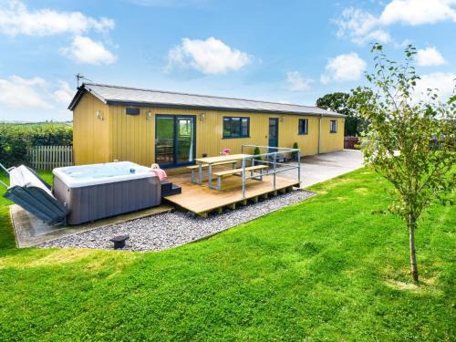 South Molton House | Comfortable 2 Bed Retreat in South Molton with Hot Tub