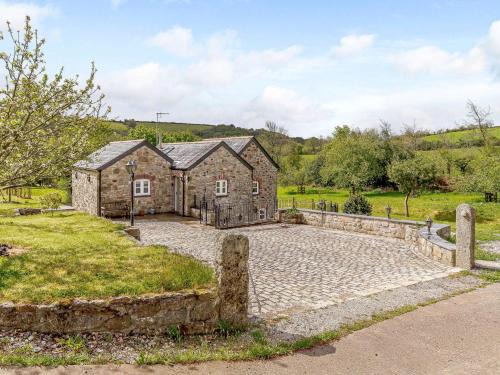 Grampound House | Cozy 2-Bed Retreat in St Austell with Family Amenities