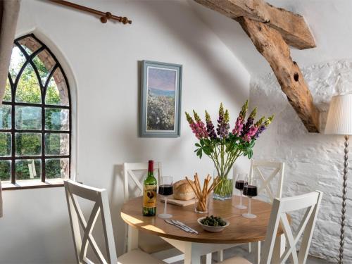 Talybont-on-Usk House | Cozy 2-Bed Retreat in Talybont-on-Usk for Families