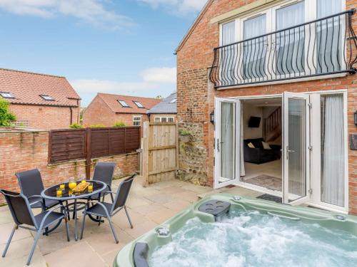 Thirsk House | Comfortable 2-Bed Retreat in Thirsk with Hot Tub