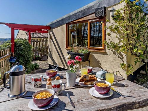 Llanfair Clydogau House | Cozy 2-Bed Room in Tregaron with Family-Friendly Amenities