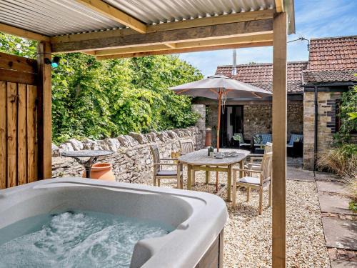 Wedmore House | Cozy 2-Bed Retreat in Wedmore with Hot Tub Amenities