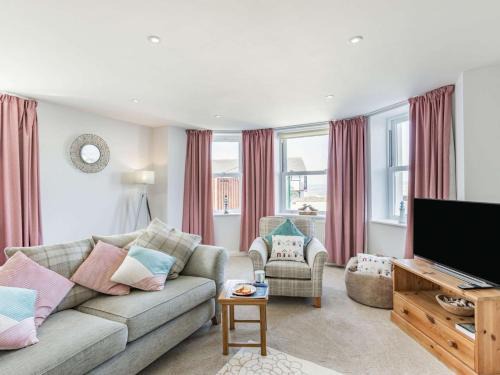 Westward Ho Apartment | Family-Friendly 2-Bed Hotel in Westward Ho - Pet Welcome!