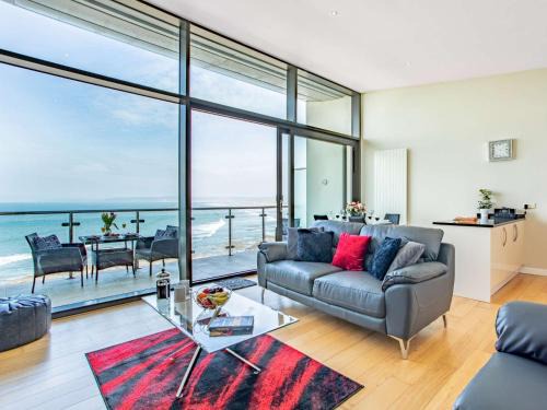 Westleigh Apartment | Family-Friendly 2-Bed Retreat in Westward Ho