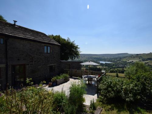 Combs House | Family-Friendly Retreat: 2 Bed in Whaley Bridge PK741