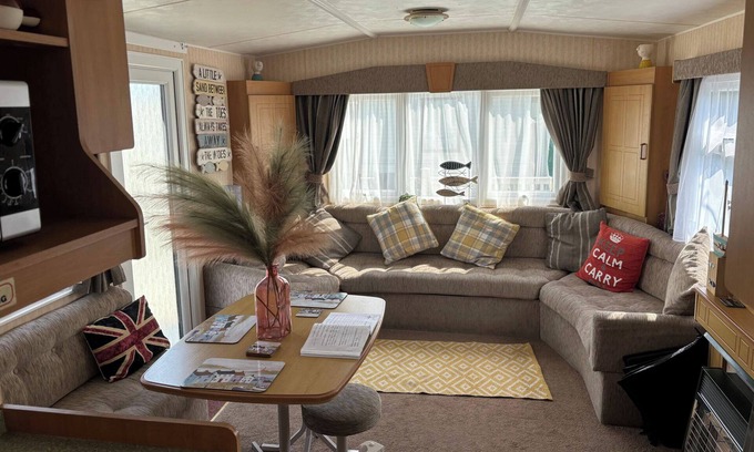 Skegness Cabin | 2-Bed Ingoldmells Caravan - Pet Friendly & Decking