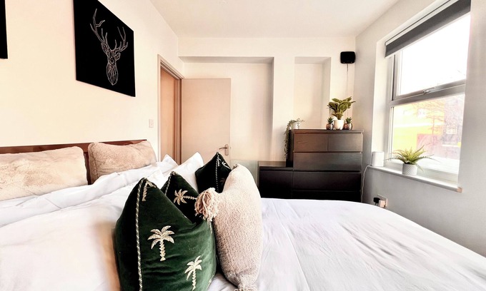 St Luke's Apartment | Convenient 2-Bed Retreat Near Tower of London, Family-Friendly