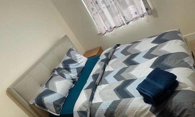 Headstone North Apartment | 2 bed Luxury flat next to station with free parking and close to all amenities