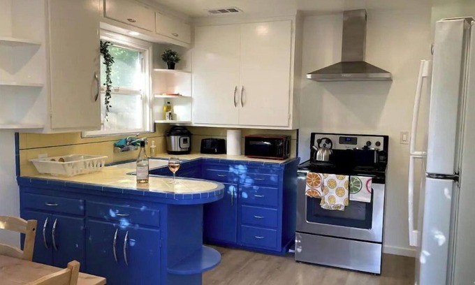 Modesto House | Sunny 2 Bed Retreat Near Doctors Hospital with Ocean View